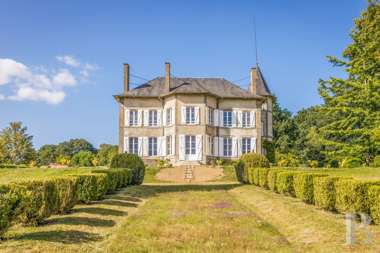 A 19th-century château dominating the surrounding landscape, south of Limoges in Haute-Vienne - photo  n°1